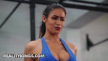 play Xnxx im Fitnessraum mit Personal Trainer
