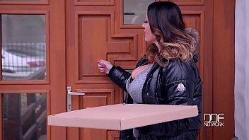 play Xnxx films de sexe anal avec une grosse brune