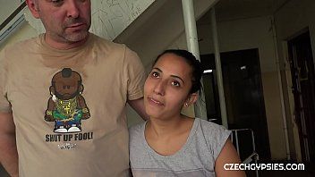 play Ta nastolatka ma urocze usta, którymi uprawia fantastyczny seks oralny