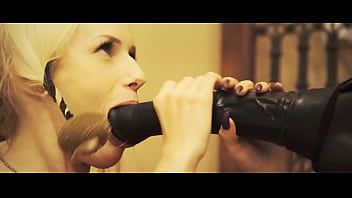 play Chicas maduras masturbándose y metiéndose una polla de goma