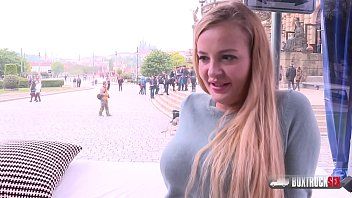 play A loira com seios fartos quer fazer sexo o máximo possível