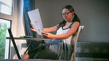 play Filmes xxl grátis com uma estudante que se masturba e quer lamber seus mamilos grandes