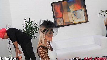 play Il utilise une blonde pour satisfaire son appétit xxxuel