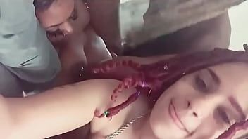 play Chce spenetrować dwa ostre kutasy porno