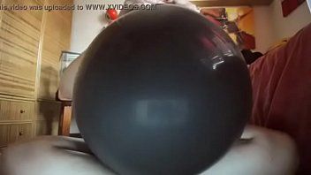 play Lo spaniel soffia palloncini mentre viene penetrato nella figa