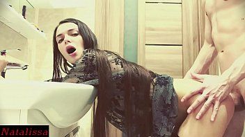 play La soeur fait une pipe à son frère et se fait pénétrer par lui dans sa magnifique chatte