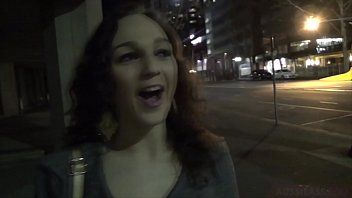 Die Brünette gibt mit ihren roten Lippen einen Blowjob und will dann, dass du eine Nacht bei ihr bleibst