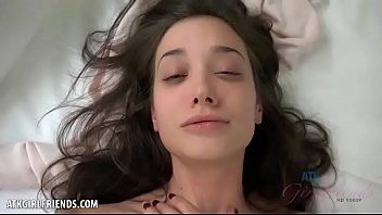play Film Xnxx z nastolatką, która jest zbyt mocno podniecona