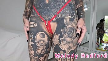 play La fille qui nous montre la splendeur de son corps plein de tatouages ​​et une petite et merveilleuse chatte