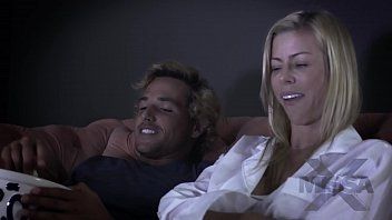 play Relación sexual incestuosa con sobrino después de sexo oral duro