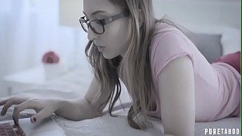 play Adela se frotte sensuellement avec cet homme nu qui veut baiser hardcore