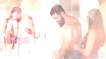 play السراويل لأسفل والركوع إلى أسفل للقيام XXX عن طريق الفم