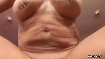 Uma buceta da América faz xxx e lambe com muito apetite