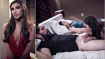 play Le mâle est très content d'avoir une fille sur son pénis qui sait très bien faire son travail