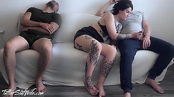 play شقيقان مارس الجنس بشكل جيد في كس وشم يبلغ من العمر 21 عامًا مناسبًا لهما