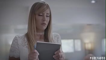 play El coño de esta adolescente es muy caliente y puede hacerte sentir muy bien si