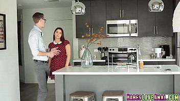 play A menina da aldeia com seios grandes sentada no sofá despe sua buceta e seu menino vem também