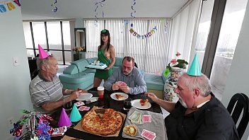 play Sie serviert Kaffee und Kuchen in der Stadt, muss sich aber ausziehen und Sex machen