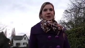 play La fille chaude monte un mâle qu'elle aime beaucoup