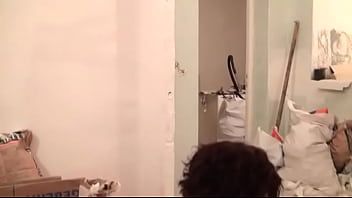 play Puta de pechos pequeños que se pone gafas para dormir