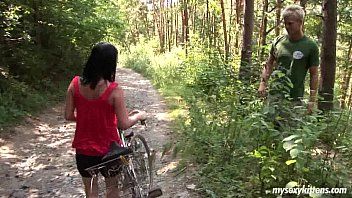 play Die Muschi des Nachbarn fährt Fahrrad und wird im Wald gefickt