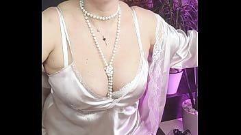 play Blonde MILF-Hure, die gerne masturbiert und dabei beobachtet wird