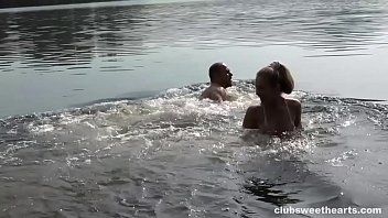 play Twee buren baden in de rivier en hebben hardcore seks zoals ze willen
