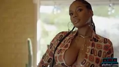 play Ebony Milf Nyla mit riesigen natürlichen Tittenstreifen und Freuden selbst