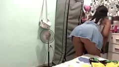 play Latina Maid betrapt op een verborgen camera terwijl hij kleren probeert