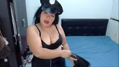play Latina Police Woman zwaait en melkt ondeugend mollig
