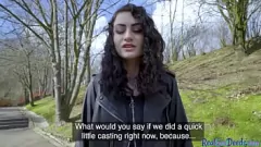 play Chuda brunetka zabiera dużego kutasa w majtkach na zewnątrz za gotówkę