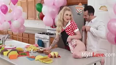 play Een blonde MILF-pornoster organiseert een stomende kookshow met anale en grote tietenactie