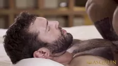 play Masculin Black Hunk Markus Cage într-o acțiune crudă Bareback cu Stud tatuat