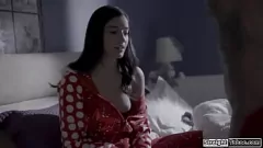 play De Kerstman kan deze kerst het geschoren poesje van zijn kleine stiefdochter van zijn baas niet weerstaan