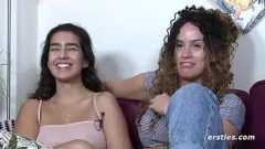 play La aventura lésbica de Candella y Luna: montar un consolador y frotar el clítoris con grandes tetas naturales