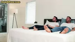 play Rondborstige MILF in kousen wordt dubbel gepenetreerd in een kinky trio met twee harde lullen