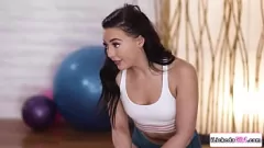 play Frumusețea brunetă Whitney Wright și Paige Owens într-o sesiune lesbiană fierbinte cu acțiune de păsărică rasă, sâni mici și stropire intensă