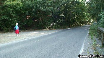 La madurita de 50 años es recibida en la carretera por un tipo que la llama en el coche para follársela por el coño y el peludo